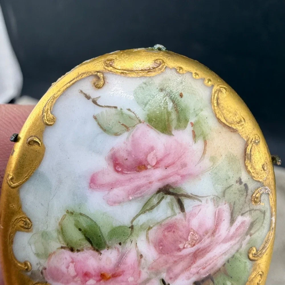 Vintage Hand Painted Porcelain Brooch‎ Gold Tone Floral